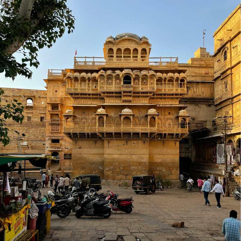 Royal courtyards inside Bagore Ki Haveli Udaipur.jpg