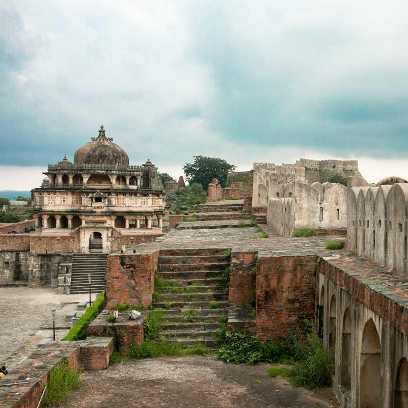 Panoramic view from Kumbhalgarh Fort near Udaipur.jpg