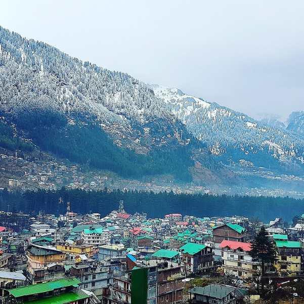 snow in Manali in April