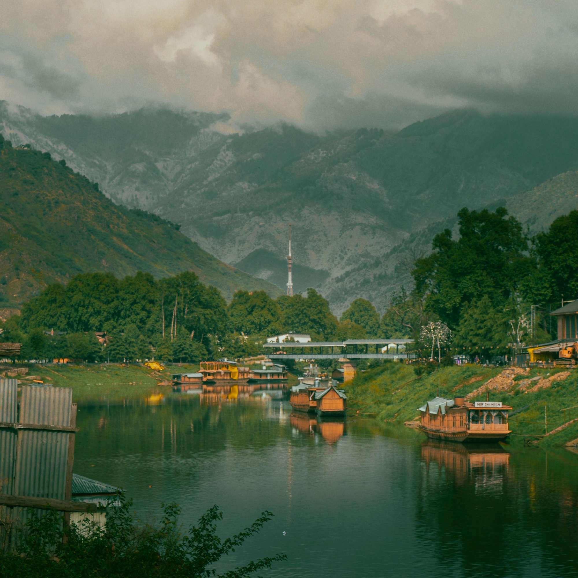 Scenic View of Dal Lake with Himalayan Backdrop.jpg