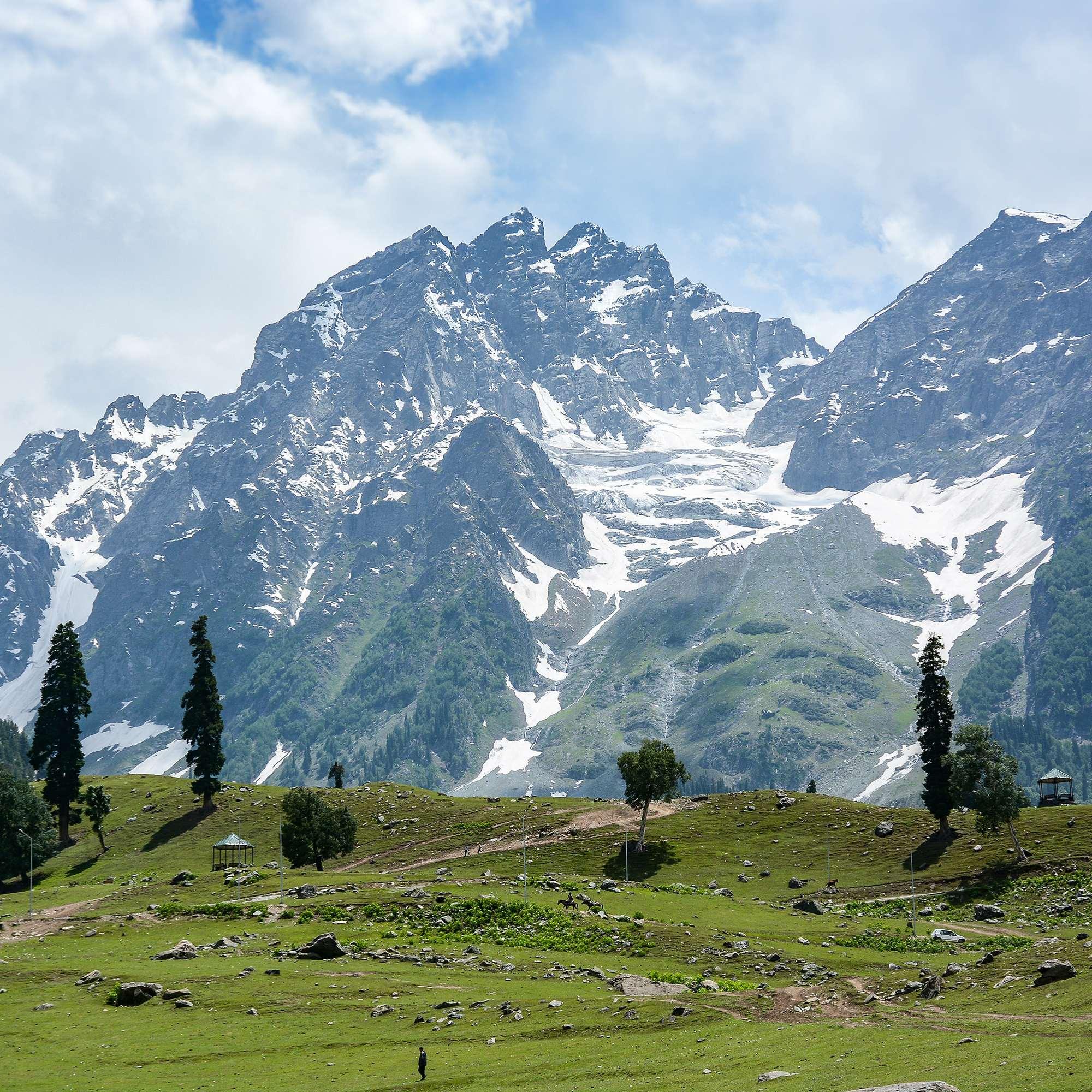 Snow covered mountains and valley near Sonamarg leading to Thajiwas Glacier