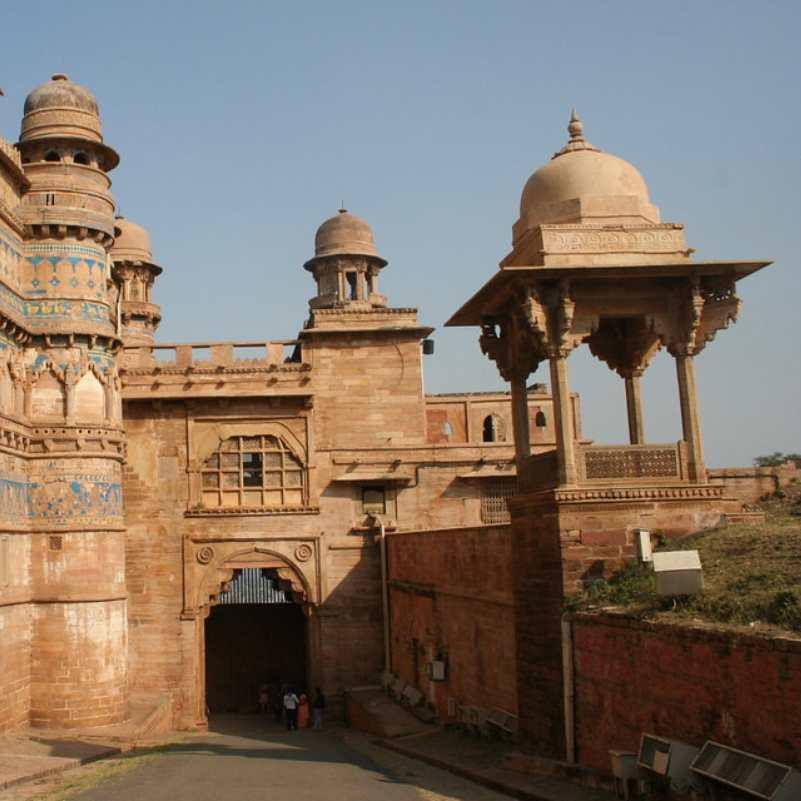 Traditional handicraft shops at Hathi Pol Udaipur.jpg
