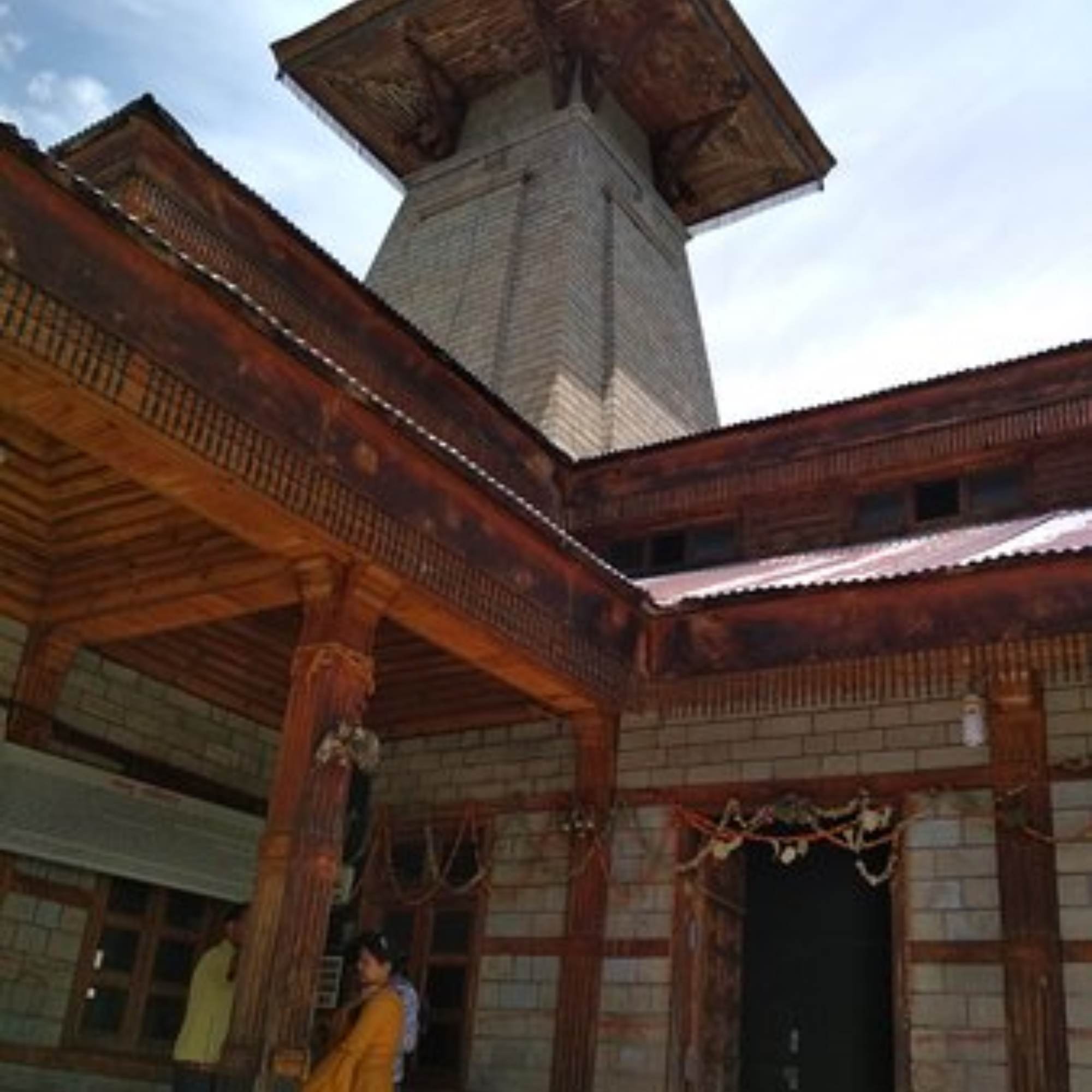 Manu Temple in Old Manali with its pagoda style tower and surrounding mountains