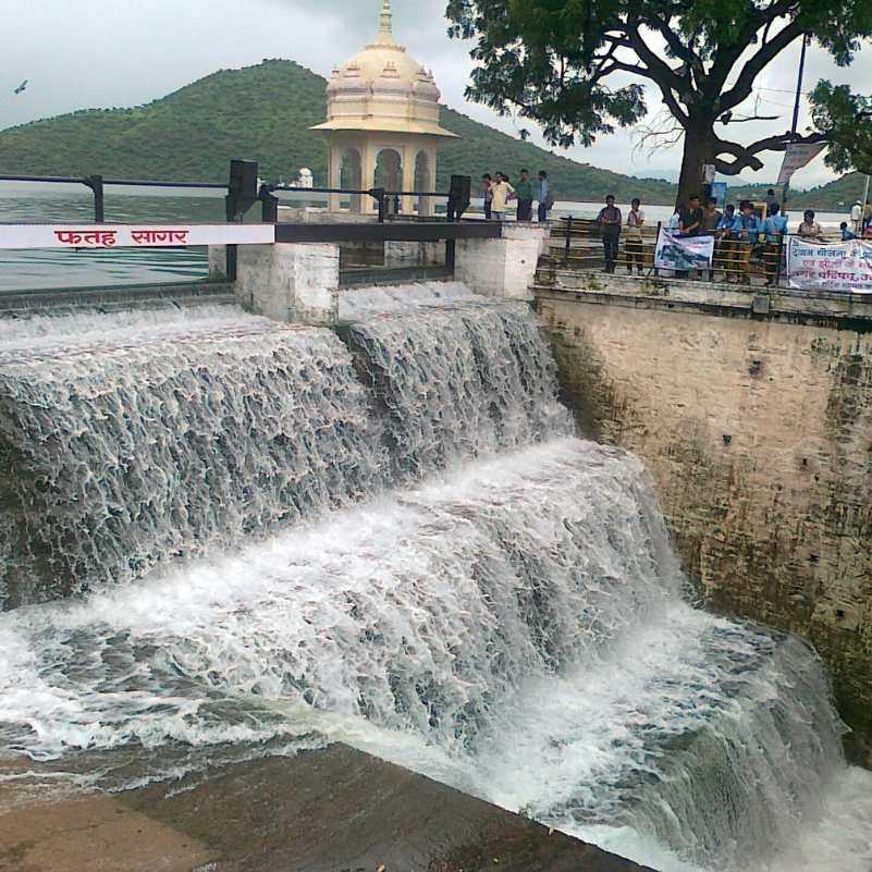 Tourists enjoying boating at Fateh Sagar Lake.jpg