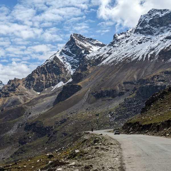 baralacha pass in april