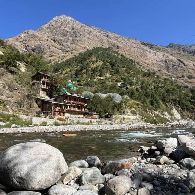 River flowing through Tirthan Valley.jpg