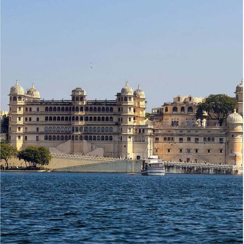 Traditional Rajasthani architecture at City Palace Udaipur.jpg