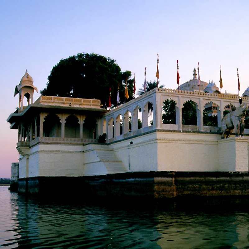 Traditional Rajasthani architecture at Jag Mandir Udaipur.jpg